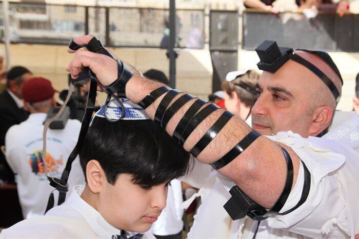 תמונה טקס להנחת התפילין