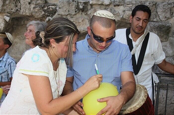 תמונה הפרחת בלונים בכותל