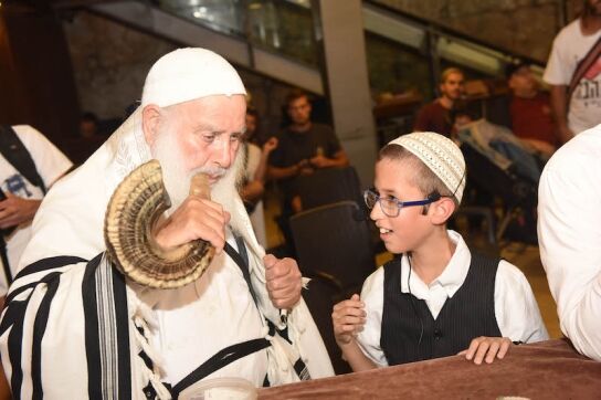 תמונה בר מצווה בבית כנסת קשת וילסון