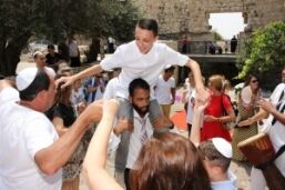 ילד בר מצווה בכותל