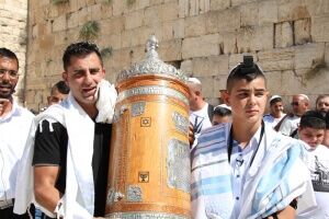 הוצאת ספר תורה בכותל