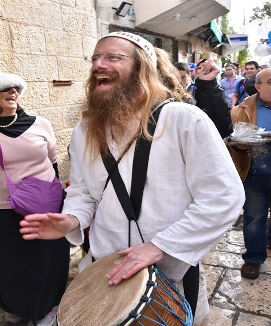 תמונה של כליזמרים ליד הכותל