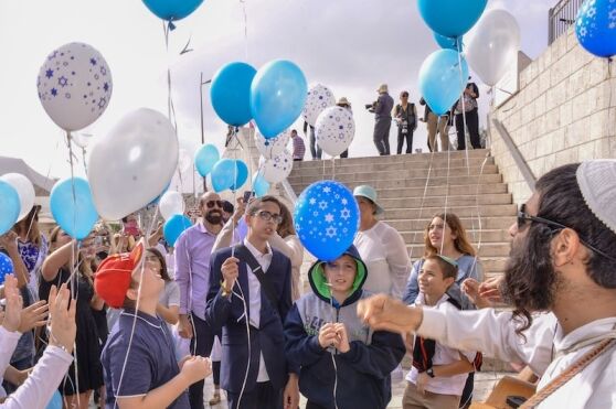 תמונה הפרחת בלונים בכותל