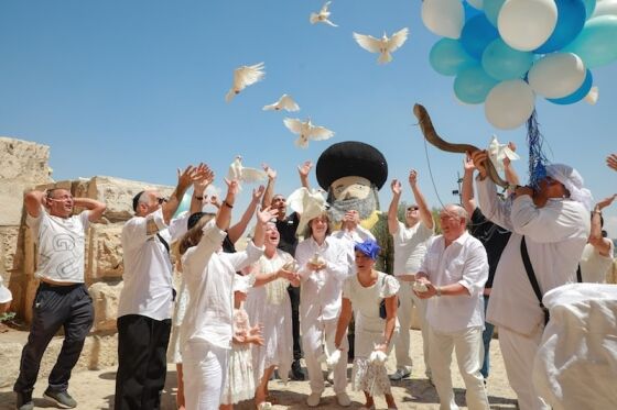 תמונה הפרחת יונים בכותל