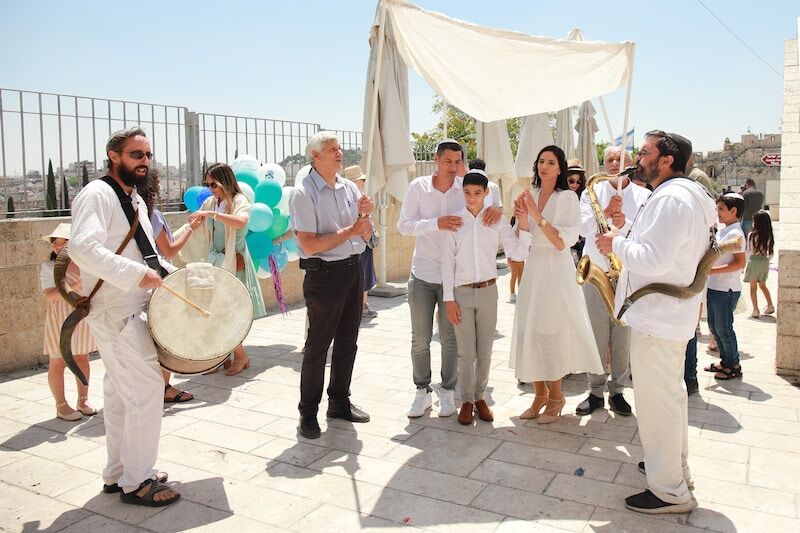 בר מצווה בכותל בערב