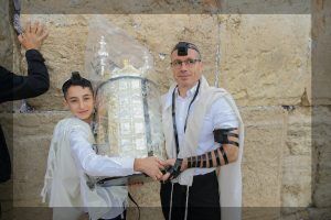 בר מצווה בכותל בגשם