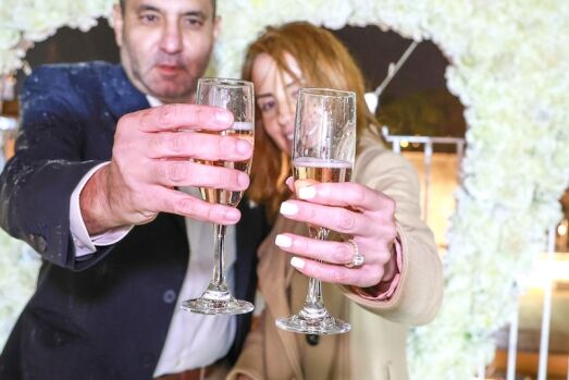 הצעת נישואין בכותל עם בני משפחה