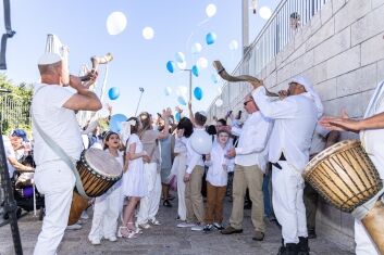 טקס בר מצווה בכותל – תופים, שופרות ושחרור בלונים כחול־לבן באווירה חגיגית