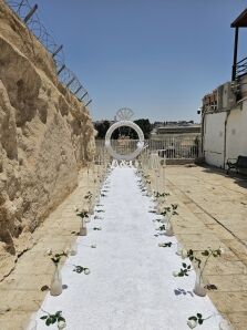 הצעת נישואין בכותל המערבי עם נרות ושטיח אדום