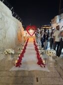 סידור פרחים אדומים ולבנים להצעת נישואין יוקרתית