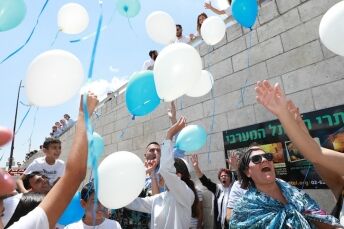 הפרחת בלונים בכותל