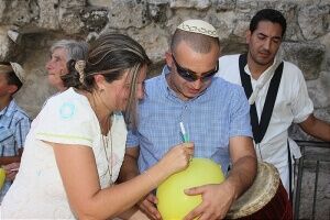 תמונה הפרחת בלונים בכותל