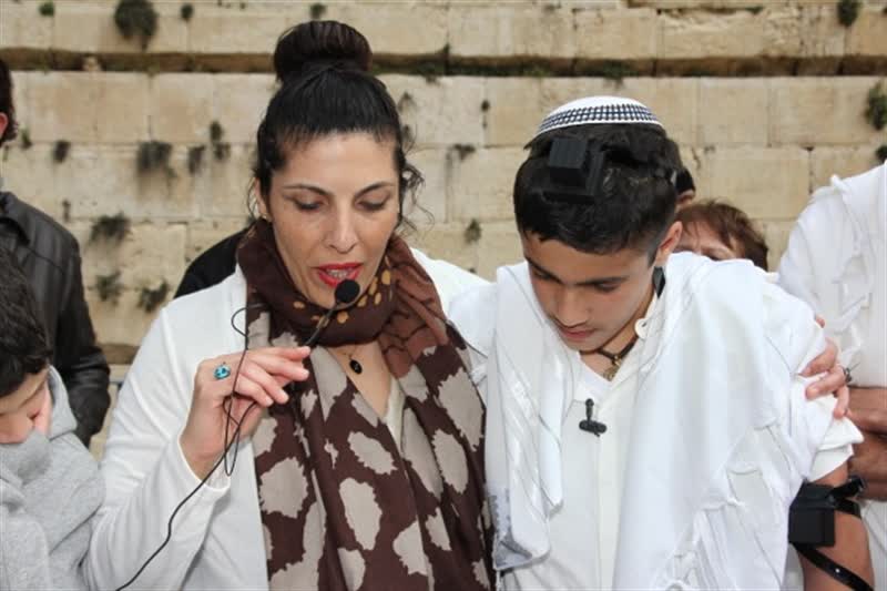 ברכות אימא בטקס בר מצווה בעזרת ישראל