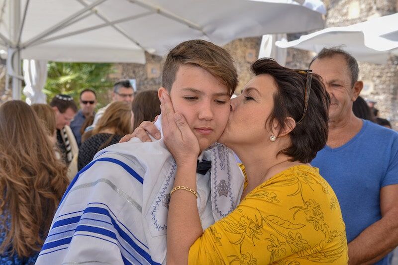 תמונה חתן בר מצווה מתרגש