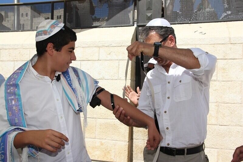 הנחת תפילין בכותל