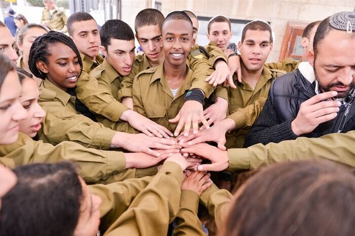 תמונה בר מצווה בכותל באנגלית