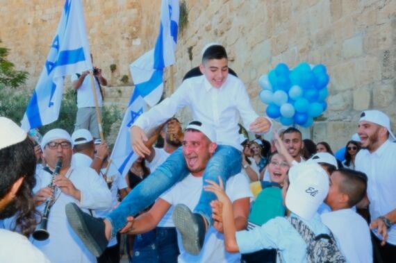 kinor david bar mitzvah by the kotel