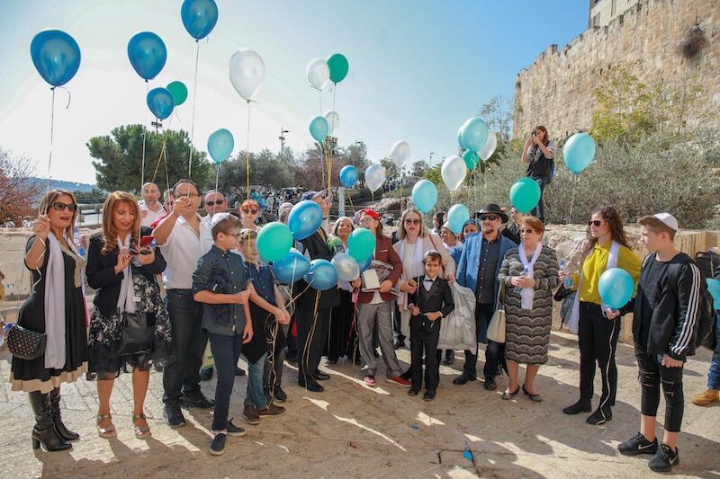 תמונה הפרחת בלונים בכותל