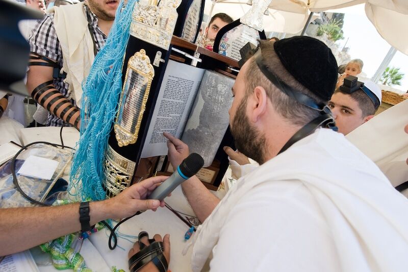 תמונה בר מצווה בעליה לתורה בכותל
