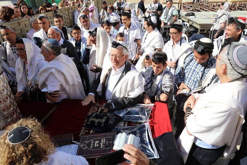תמונות של כינור דוד בטקס עליה לתורה בכותל
