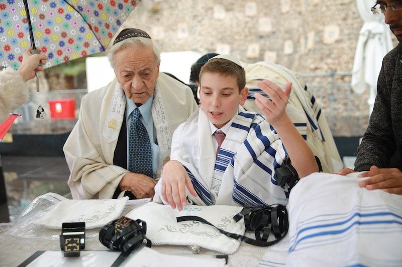 תמונה עליה לתורה ליד הכותל
