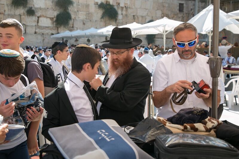 עליה לתורה והנחת תפילין בכותל