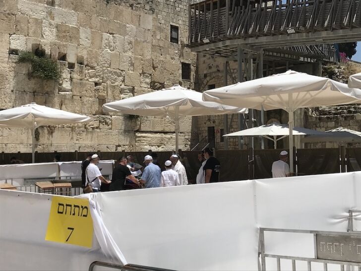 הנחת תפילין בעליה לתורה