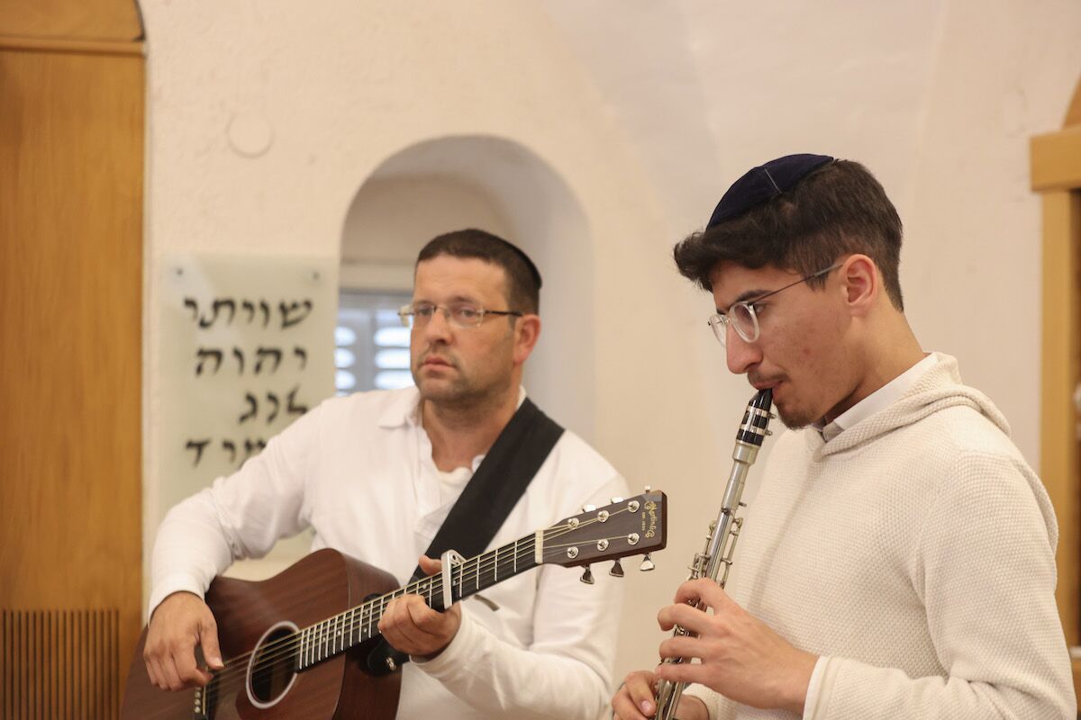 סקסופון וגיטרה לבית כנסת