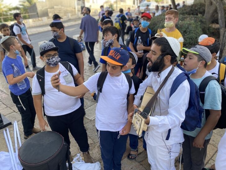 גיל אשר נגן גיטרה