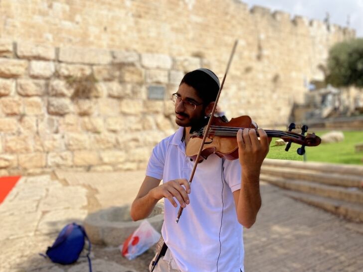 כנר מנגן באירוע