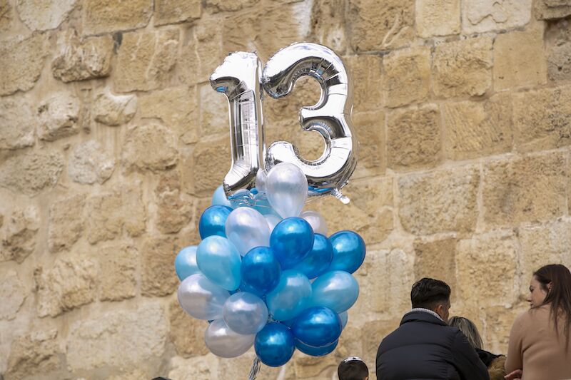 הפרחת בלונים בתצפית של קבר דוד